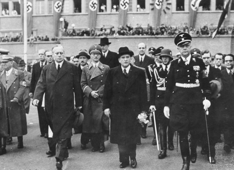 Карл Филер сопровождает Эдуарда Даладье и Иоахима Риббентропа. Мюнхен. 1938 г.