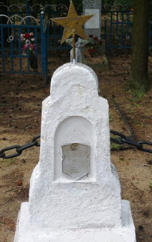 д. Ясень Осиповичского р-на. Памятник установлен в 1967 году на братской могиле, в которой похоронено 2 воина, погибших в 1944 году.