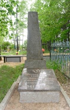 д. Баевка. Кричевского р-на. Братская могила. Обелиск установлен на деревенском кладбище на братской могилы, в которой похоронено 4 советских воина.