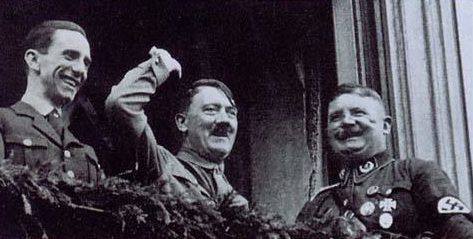 Эрнст Рем, Йозеф Геббельс и Адольф Гитлер. 1933 г. 