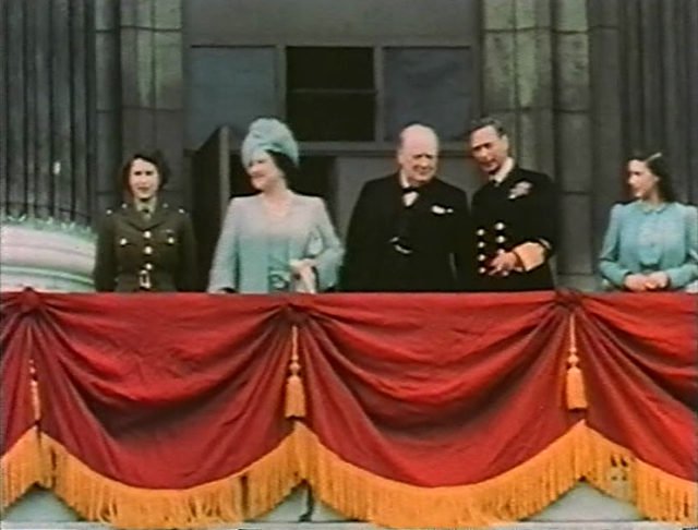 Принцесса Елизабет (слева, в форме) на балконе Букингемского дворца (слева направо), ее мать королева Елизавета, Уинстон Черчилль, король Георг VI и принцесса Маргарет. 8 мая 1945 г.
