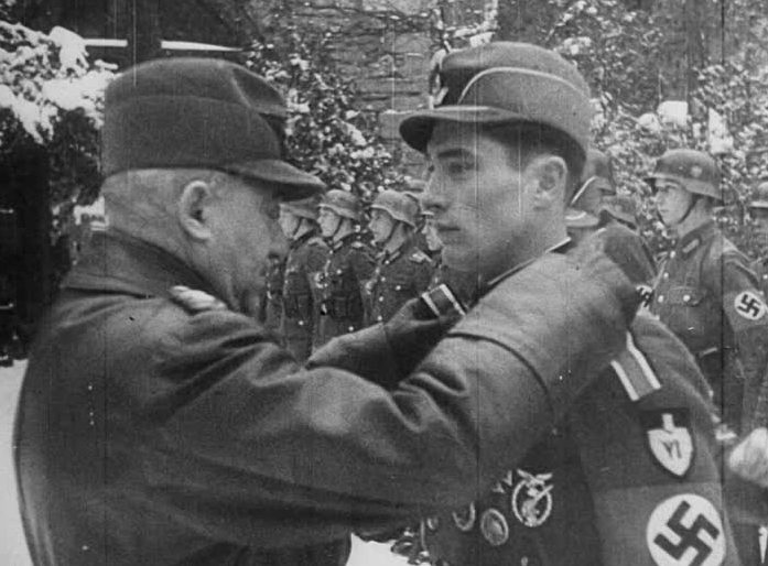 Константин Хирль награждает солдата. 1945 г.
