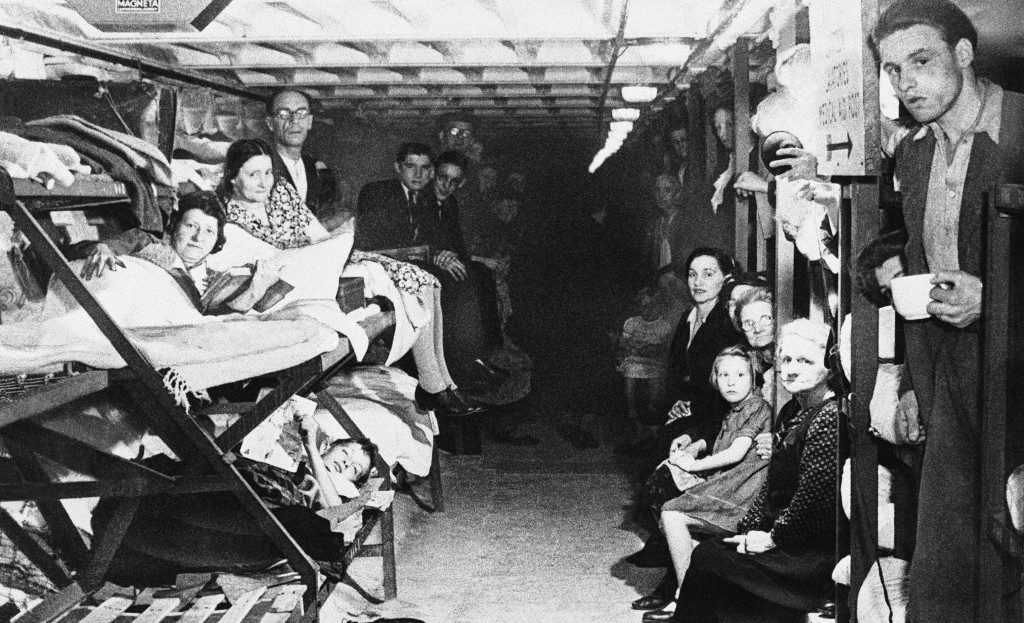 В убежище во время налета. 1940 г.