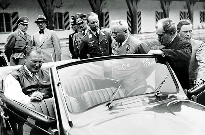 Роберт Лей и Герман Геринг осматривают новый автомобиль Фольксвагена. 1940 г.