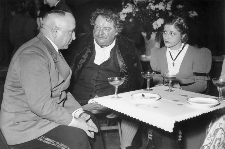 Роберт Лей с Генрихом Джорджем и актрисой Гизелой. Берлин. 1941 г.