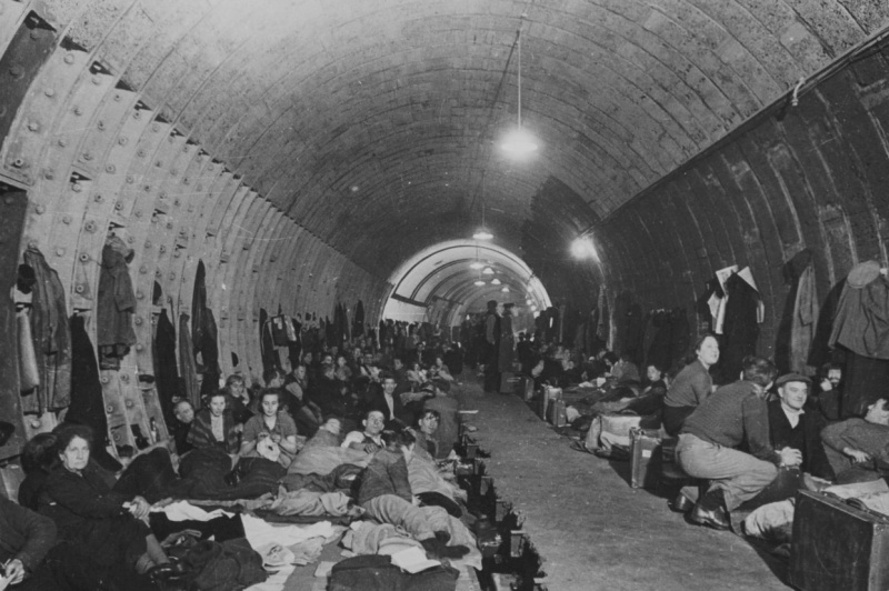 Жители Лондона в тоннеле метро. 1940 г.