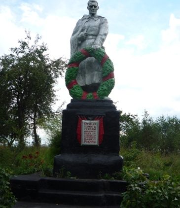 д. Красный Бор Кричевского р-на. Памятник установлен в 1967 году на братской могиле, в которой похоронены 15 воинов 1270-го стрелкового полка 385-ой стрелковой дивизии. 