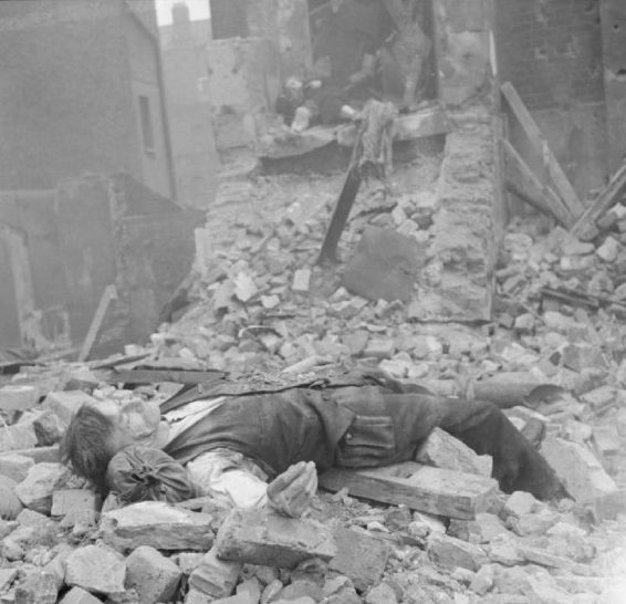 Жертвы бомбардировки. 1940 г.