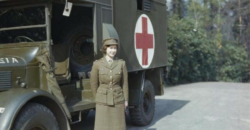 Принцесса Елизабет – водитель санитарного автомобиля. 1945 г.