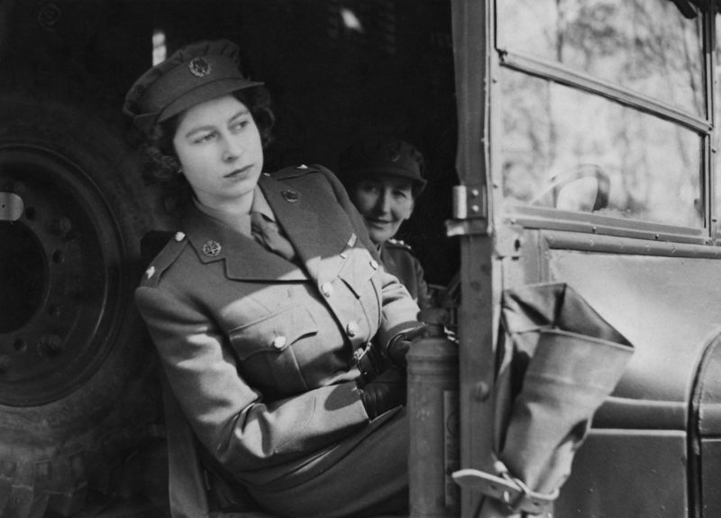 Принцесса Елизабет – водитель санитарного автомобиля. 1945 г.