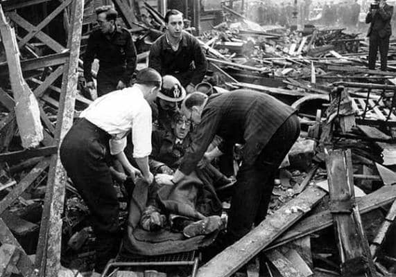 Вынос раненных с развалин. 1940 г.