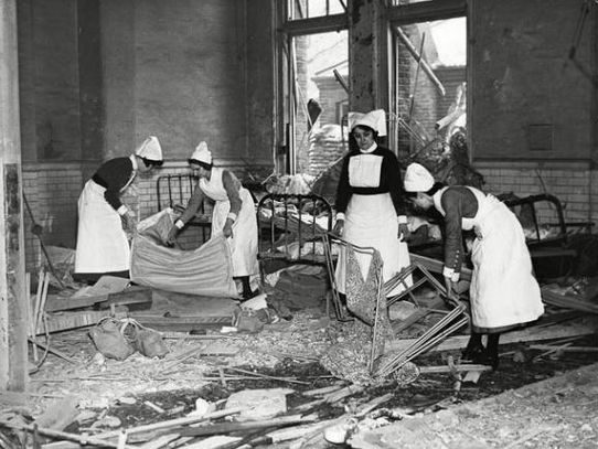 Палаты одной из больниц после авианалета. 1940 г.