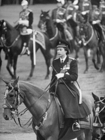Принцесса Елизабет на лошади. 1945 г.