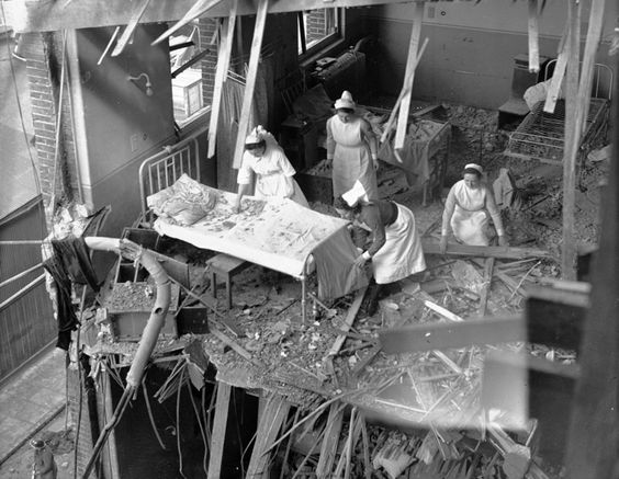 Палаты одной из больниц после авианалета. 1940 г.