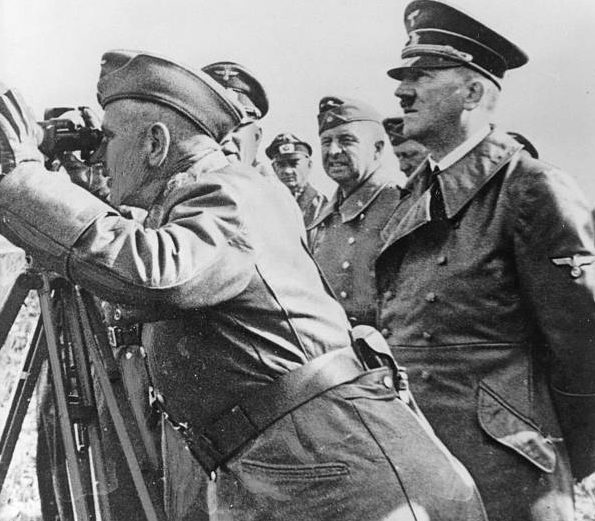 Эрих фон Манштейн в свите Гитлера в районе Вислы. 1939 г.