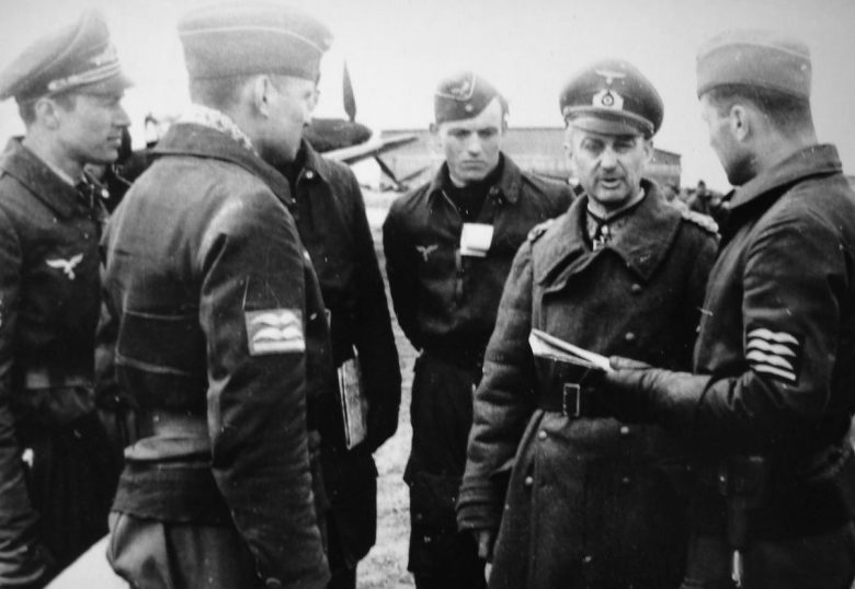 Вальтер Модель с пилотами. Восточный фронт. 1943 г.