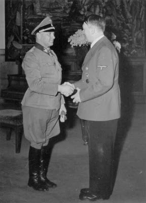 Зепп Дитрих и Адольф Гитлер. 1940 г.