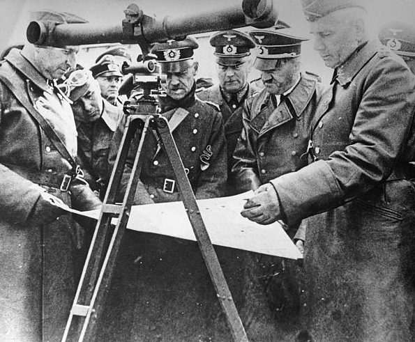 Эрих фон Манштейн в свите Гитлера в районе Вислы. 1939 г.