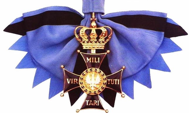 Вариант ношения Большого креста ордена Виртути Милитари на ленте.