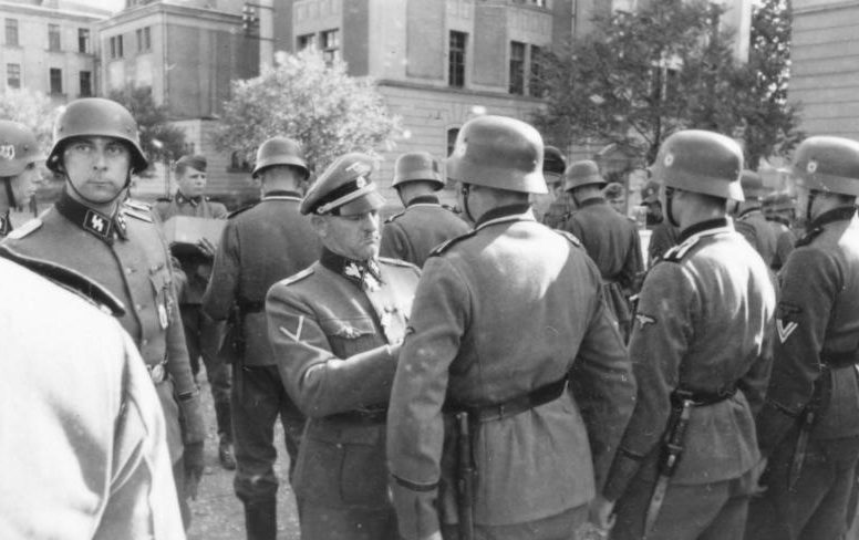 Зепп Дитрих награждает солдат. Франция. 1940 г.