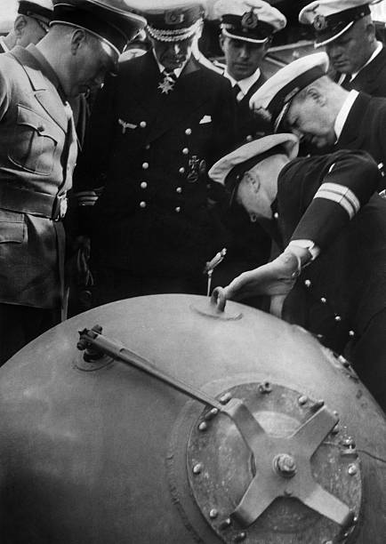 Эрих Редер в порту Гданьск при осмотре польской мины. 1939 г.