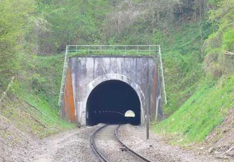 Железнодорожный туннель длиной 647 метров на глубине 30 метров был приспособлен «Wolfsschlucht II» для приема спецпоезда Гитлера.