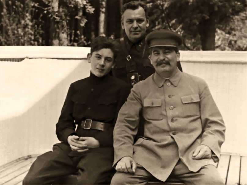 Василий Сталин, Николай Власик и Иосиф Сталин. Ближняя дача в Волынском, 1935 год.