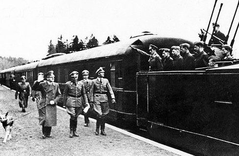 Гитлер с собакой приветствует расчет зенитного орудия поезда.
