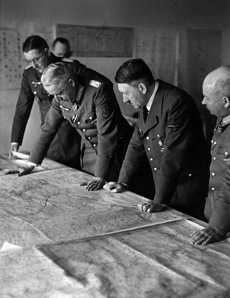 Эрих фон Манштейн, Адольф Гитлер и офицеры Генштаба на совещании. Полтава. 1942 г.