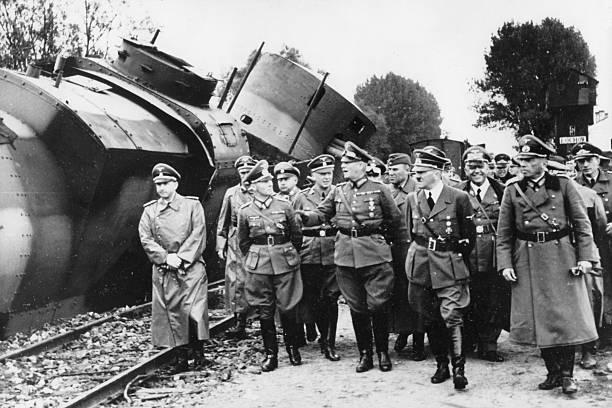 Георг Кюхлер в составе свиты Гитлера у разрушенного польского бронепоезда. 1939 г