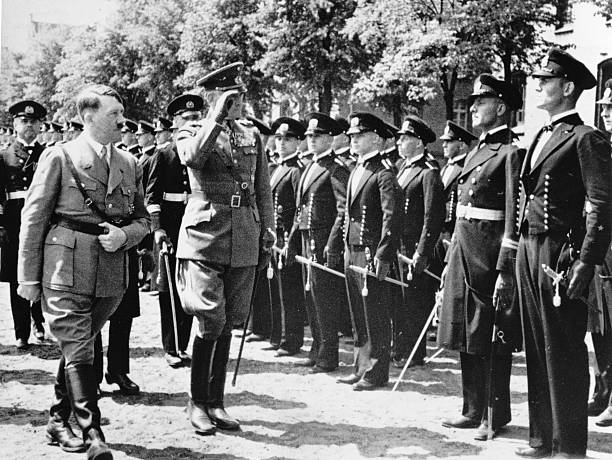 Рольф Карльс в свите Гитлера приветствует военных моряков. 1941 г. 