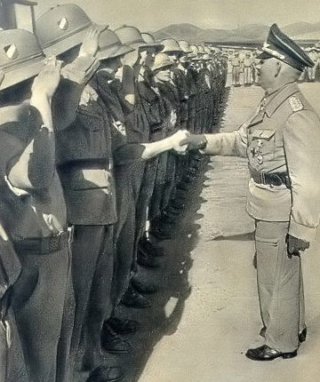 Бернхард Рамке перед строем десантников. 1940 г.