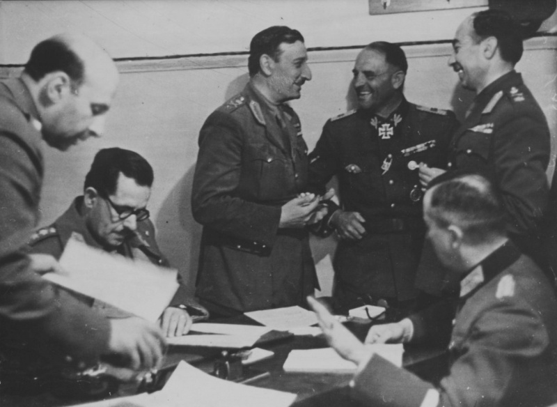 Зепп Дитрих и генерал Георгиос Цолакоглу во время подписания капитуляции Греции. 1941 г.