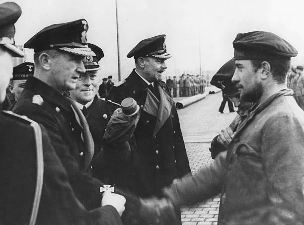Рольф Карльс и Карл Дёниц с экипажем подлодки. 1942 г.