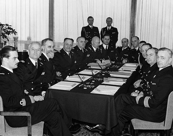Эрих Редер на совещании с итальянскими офицерами флота. 1941 г. 