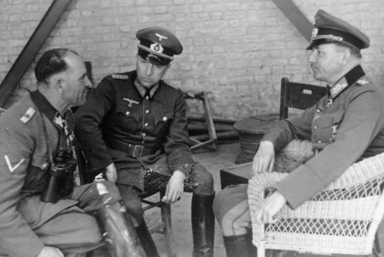 Зепп Дитрих и Вильгельм Лист на переговорах о капитуляции греческой армии. 1941 г. 
