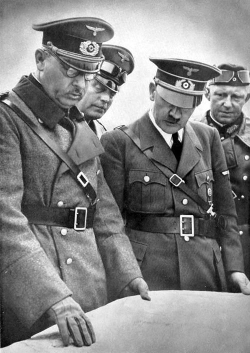 Альфред Йодль, Адольф Гитлер и Вильгельм Кейтель у карты. Польша. 1939 г.