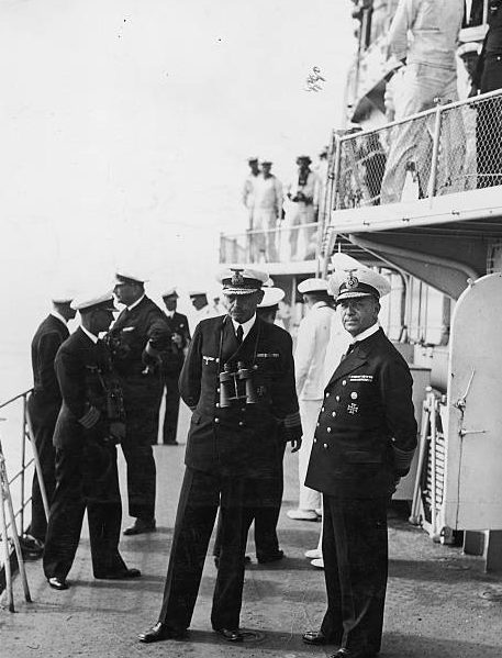 Рольф Карльс с офицерами на военном корабле. 1943 г.