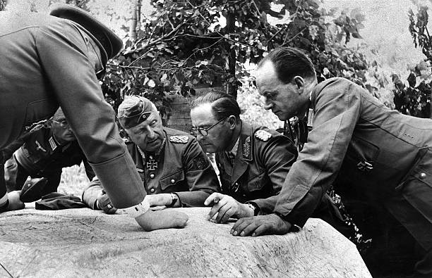 Эрих фон Манштейн с генералами. Восточный фронт. 1942 г.