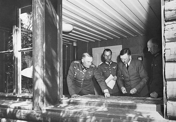 Альфред Йодль, Адольф Гитлер и Вильгельм Кейтель у карты. г. Бад Мюнстерэйфель.1940 г.