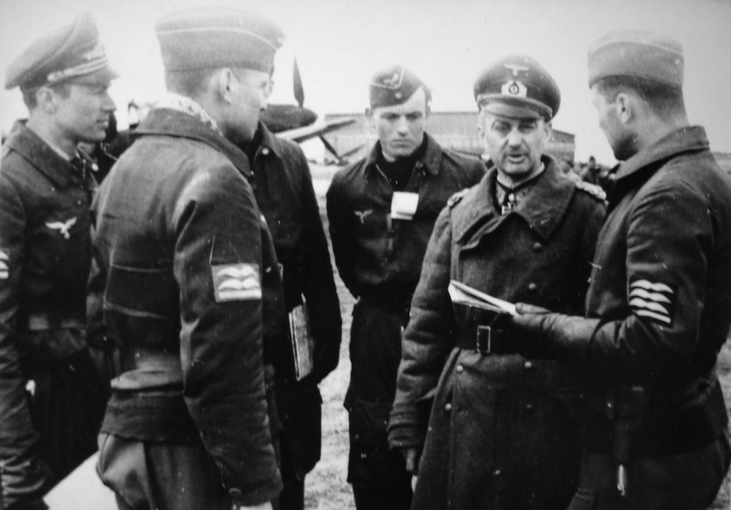 Вальтер Модель с пилотами люфтваффе. 1941 г.