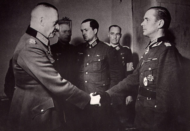 Георг Линдеман вручает Рыцарский крест майору Ребане, командиру эстонского добровольческого батальона. 1944 г.