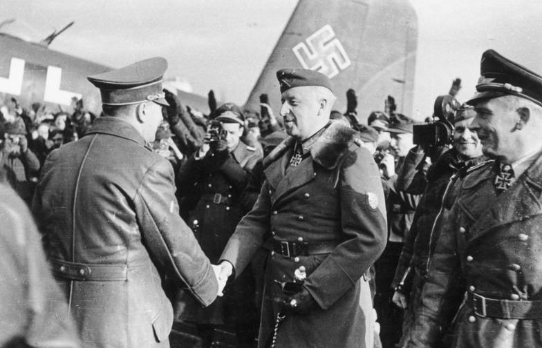 Эрих фон Манштейн встречает Адольфа Гитлера на аэродроме. Запорожье. 1943 г.