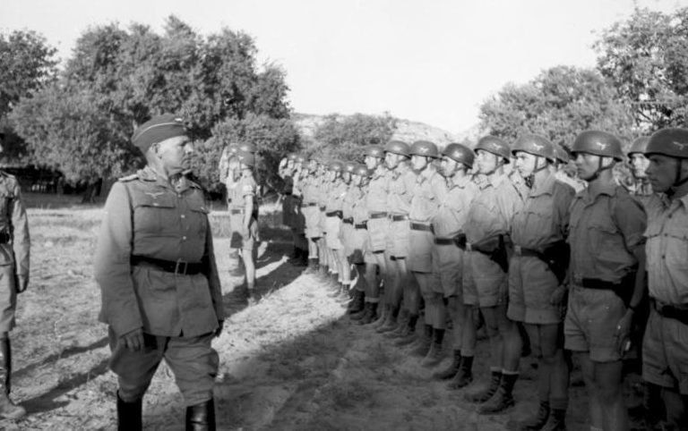 Бернхард Рамке с ротой десантников перед вылетом на о. Крит. 1941 г.