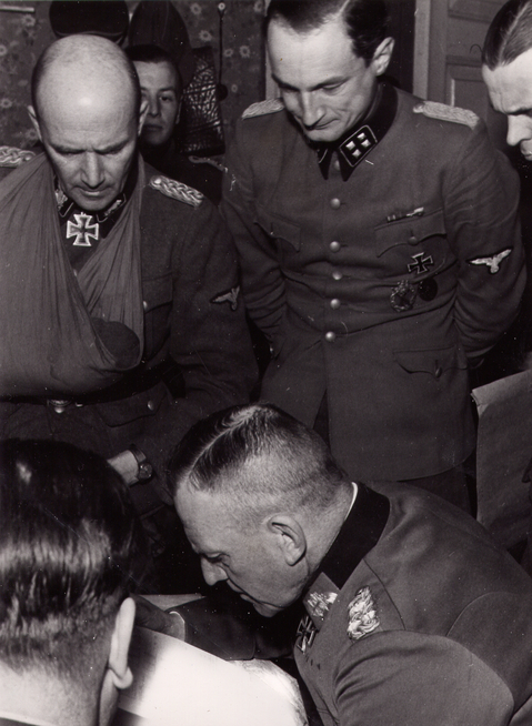 Георг Линдеман во время встречи с добровольцами эстонского батальона. 1944 г.