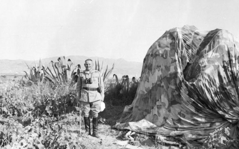 Бернхард Рамке на о. Крит с парашютом. 1941 г.