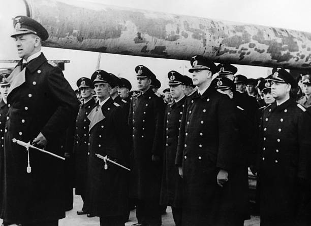 Эрих Редер с экипажем тяжелого крейсера «Prinz Eugen». 1942 г.