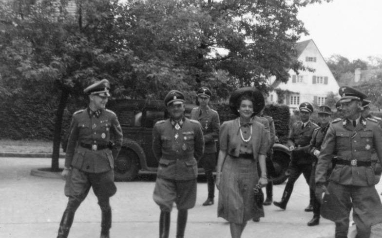 Зепп Дитрих с женой и Гюнтером д'Алкен Берлин. 1942 г.