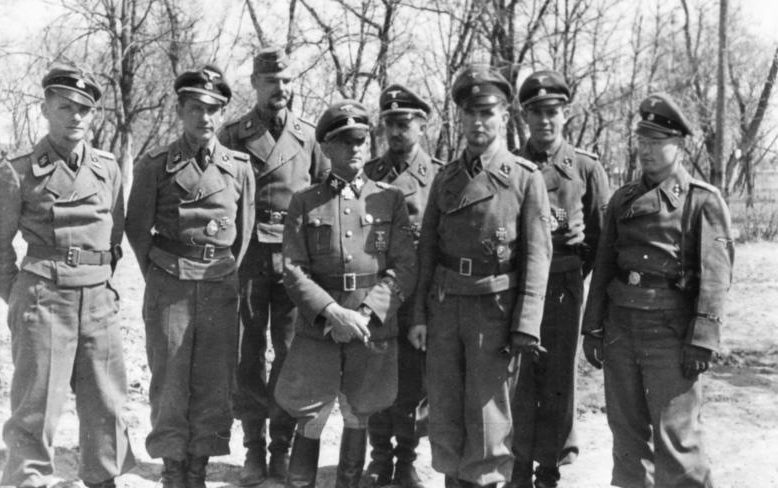 Зепп Дитрих с офицерами Лейбштандарта. 1942 г.