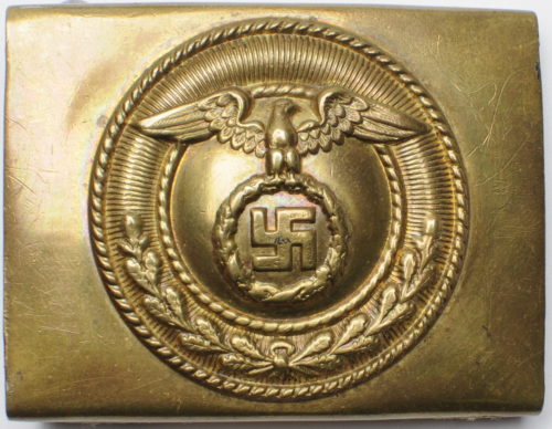 Пряжка латунная штурмовых отрядов СА 1-го типа. Статичная свастика представляет мюнхенский крест, который носили добровольческие корпуса.